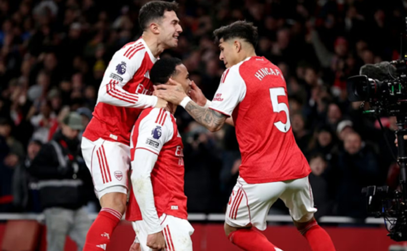 Arsenal chia điểm trên sân Brentford, lợi thế dẫn đầu chưa thể bứt phá